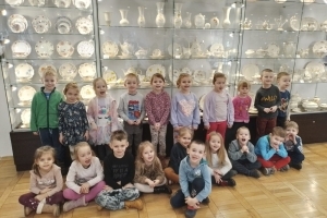 zwiedzanie sali porcelanowej w Muzeum w Żarach